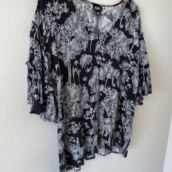 a.n.a. Black & White Flowy Short Sleeve Leaf Patterned Blouse Large - Picture 3 of 9